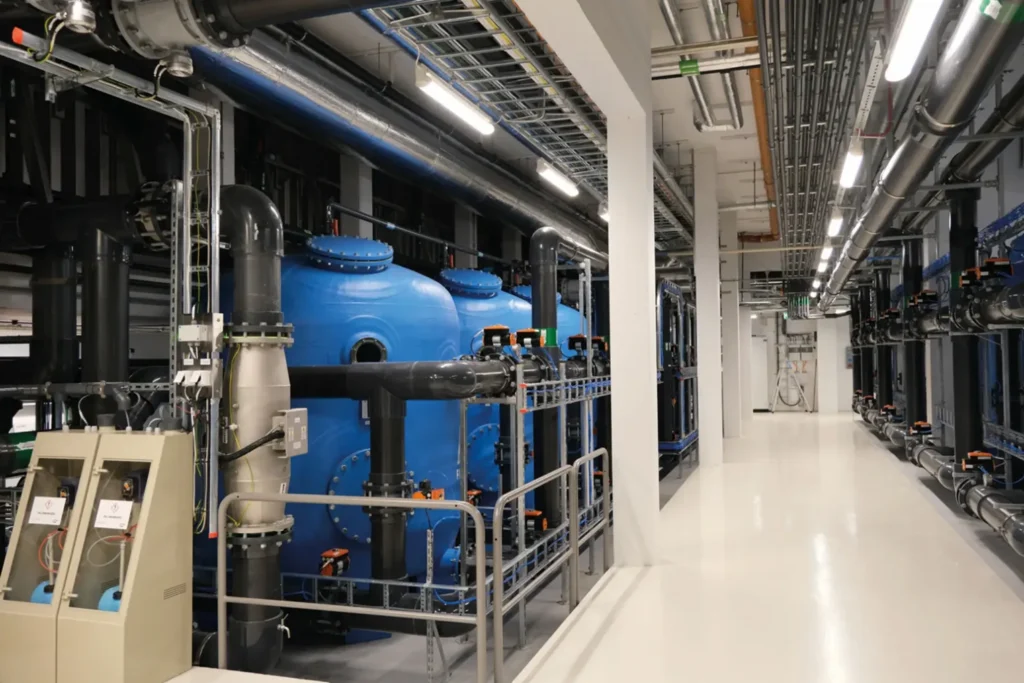 Automatic purification systems with AFM activated glass and UV units etc. A total of 28 filter tanks divided into 8 systems with diameters from 1400 - 2200 mm and 3.5 m height. Treatment capacity, more than 2 million litres per hour.